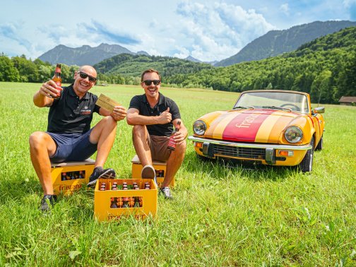 Bierzahl! 2026, 2 Personen, 1 Auto, Berge, Wiese